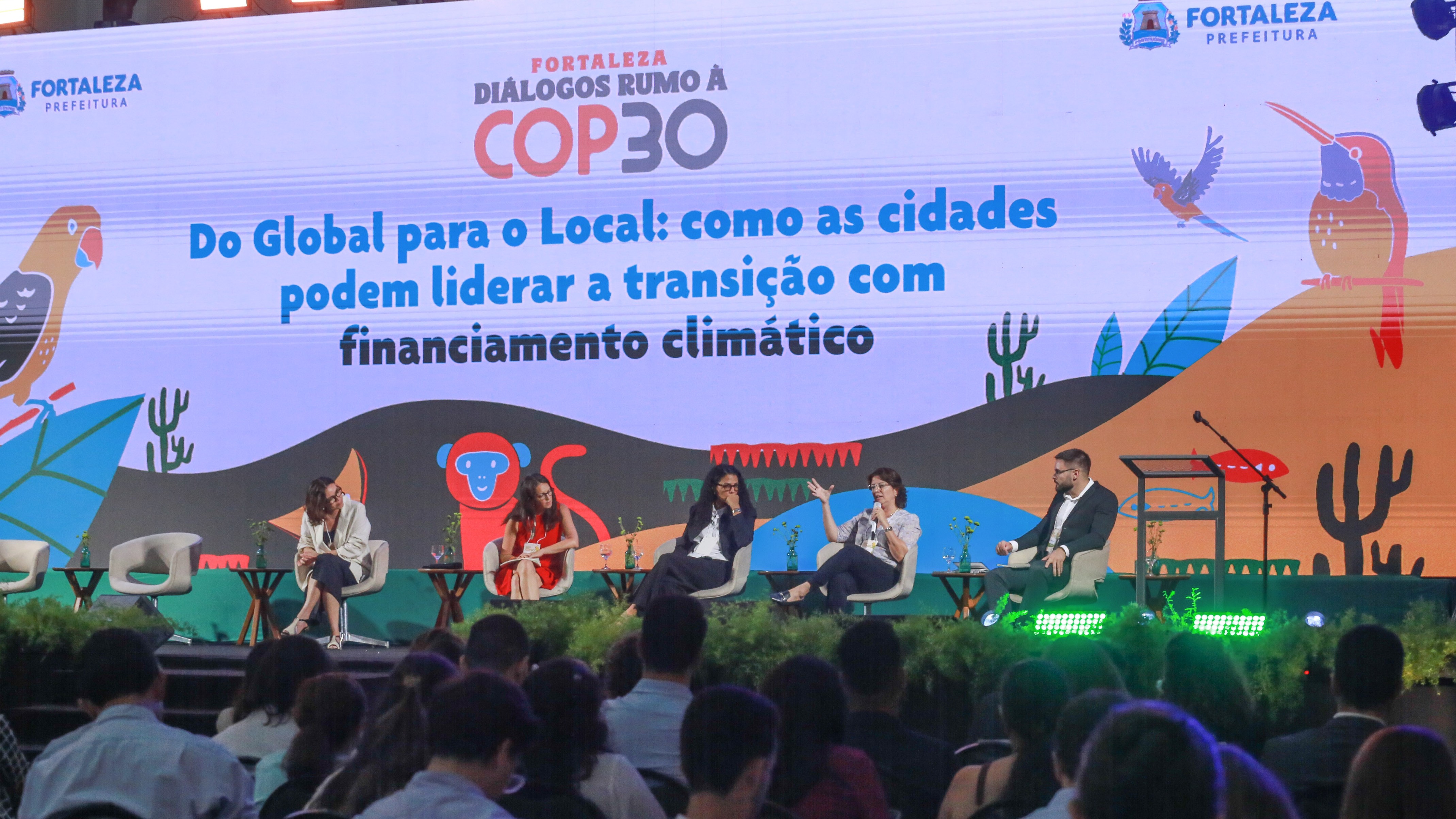 a imagem mostra o auditório durante o evento